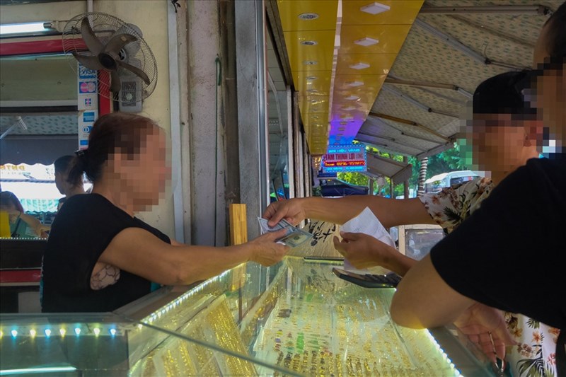 Giá trị tiền Việt sau khi đổi 100 đô la tại tiệm vàng ở mức bao nhiêu?
