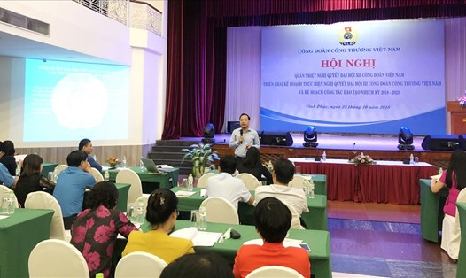 Chủ tịch CĐCTVN Trần Quang Huy phổ biến Nghị quyết Đại hội XII CĐVN. Ảnh: C.T