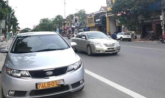 Xe ôtô biển số vàng LB tại tỉnh Quảng Trị. Ảnh: Hưng Thơ.
