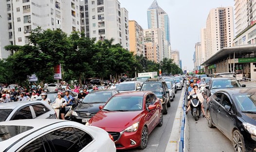 Hàng loạt nhà cao tầng mọc lên san sát trên đường Lê Văn Lương khiến tuyến đường này luôn quá tải giao thông. Ảnh: TC