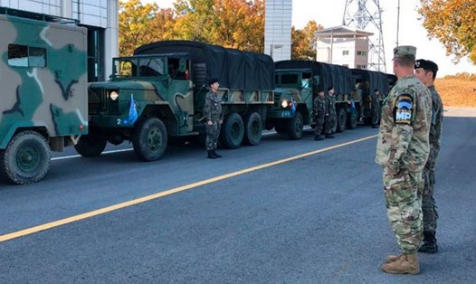Lính Mỹ và Hàn Quốc trước khi rời khỏi làng biên giới Bàn Môn Điếm ngày 25.10. Ảnh: AP