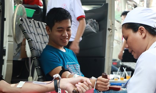 Sinh viên hiến máu thường xuyên giúp đẩy mạnh phong trào hiến máu tình nguyện trên địa bàn thành phố. Ảnh: MP