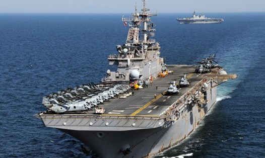 Tàu Iran bám đuổi tàu chở tướng 4 sao Mỹ. Ảnh: CNN. 