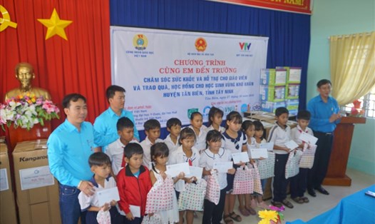 Lãnh đạo Công đoàn Giáo dục Việt Nam và các đơn vị phối hợp trao tặng quà, học bổng