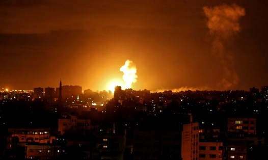 Cầu lửa ở dải Gaza từ đòn thù dữ dội của Israel sáng 27.10. Ảnh: AFP. 