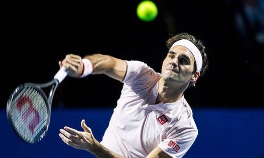 Roger Federer vượt qua Danill Medvedev chỉ sau 2 set. Ảnh: AP.