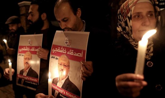 Người dân cầu nguyện cho nhà báo Jamal Khashoggi. Ảnh: EPA