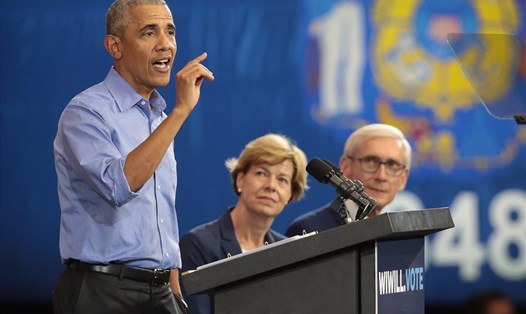 Cựu Tổng thống Barack Obama vận động cho các ứng viên đảng Dân chủ ở bang Wisconsin hôm 26.10. Ảnh: Getty Images