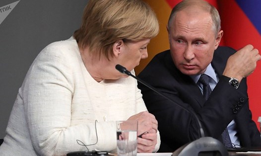 Tổng thống Putin và Thủ tướng Merkel trò chuyện tại thượng đỉnh về Syria. Ảnh: Sputnik