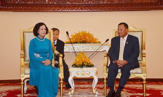 Xamdec Say Chhum - Chủ tịch Thượng viện Campuchia, Phó Chủ tịch Đảng Nhân dân Campuchia - tiếp đồng chí Trương Thị Mai. Ảnh: TTXVN