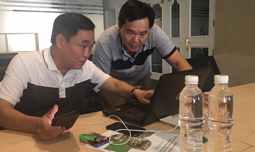 Ông Dũng lò vôi (trái) tại trụ Công ty Hằng Hữu Huỳnh ở TP HCM.