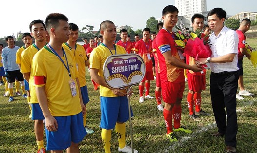 Chủ tịch LĐLĐ tỉnh Thái Bình Bùi Xuân Vinh tặng hoa và động viên các VĐV dự giải bóng đá CNLĐ trong các KCN tỉnh Thái Bình năm 2018. Ảnh: N.V