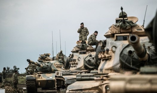 Thổ Nhĩ Kỳ nã hỏa lực vào các vị trí dân quân người Kurd do Mỹ hậu thuẫn ở Syria. Ảnh: AFP. 
