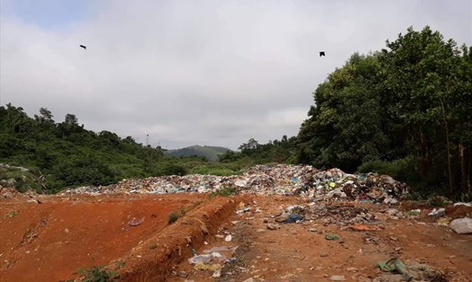 Người dân phản ánh bãi xử lý rác thải do BQL CCTCC huyện quản lý tại địa bàn xã Hồng Hóa lấn chiếm đường dân sinh. Ảnh: Lê Phi Long