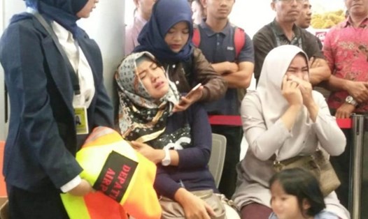 Người thân của hành khách chuyến bay JT610 của hãng Lion Air tại sân bay Depati Amir, Pangkal Pinang, Indonesia. Ảnh: Reuters.
