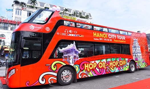 Xe buýt hai tầng mui trần phục vụ city tour ở Hà Nội (ảnh: Giang Huy/Vnexpress.net).