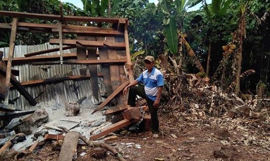 Chòi canh bảo vệ rừng của UBND xã A Bung bị phá hoại lần 3. Ảnh: HT.