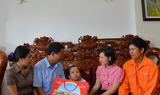 Công đoàn Cty Điện lực Đắk Nông tặng quà các cháu con CBCNV bị bệnh hiểm nghèo.