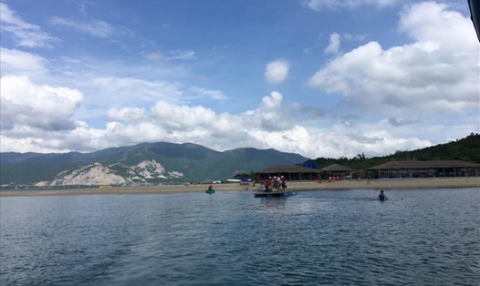 Công ty CP Sơn Nam đang khai thác du lịch tạm thời ở đảo Điệp Sơn, xã Vạn Thạnh, huyện Vạn Ninh, Khánh Hòa. Ảnh: PV