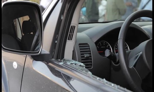 Ô cửa kính (phía lái xe) bị đập vỡ. Ảnh: T.N.D