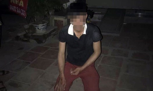 Hình ảnh nam thanh niên bị người dân bắt quỳ gối trước cửa nhà người phụ nữ 3 con.