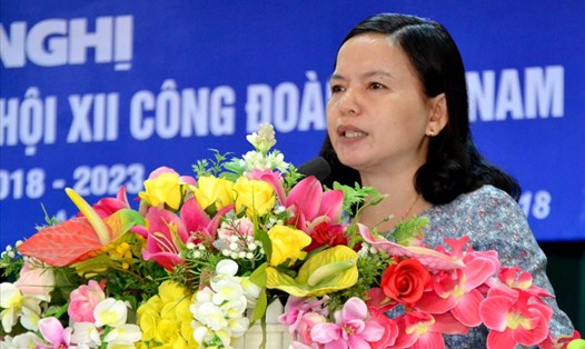 Đồng chí Phan Thị Diễm - Phó Chủ tịch LĐLĐ An Giang báo cáo nhanh kết quả Đại hội CĐVN khóa XII. Ảnh: Lục Tùng