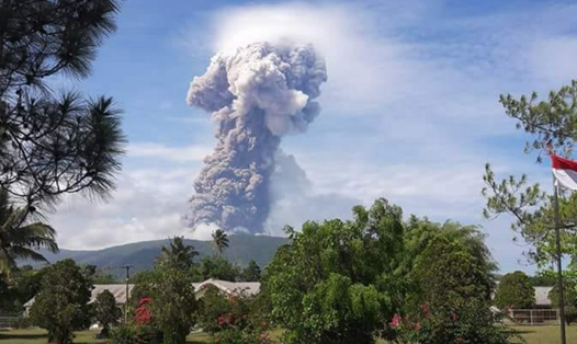 Núi lửa Soputan phun trào tro bụi cao tới 4km vào sáng 3.10. Ảnh: Cơ quan quản lý thảm họa thiên nhiên Indonesia