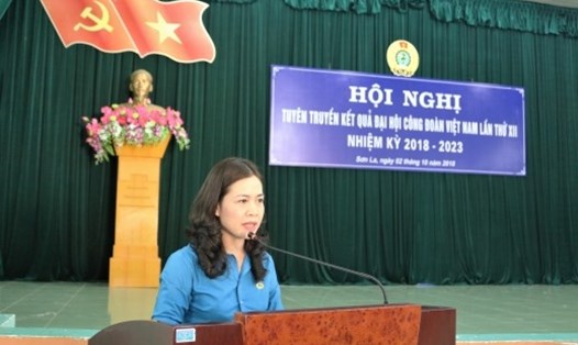 Đồng chí Hoàng Ngân Hoàn - Chủ tịch LĐLĐ tỉnh Sơn La - thông tin kết quả ĐH XII CĐVN tới CNVCLĐ.