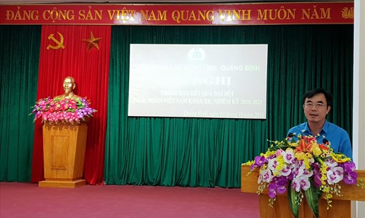 Chủ tịch LĐLĐ Quảng Bình Nguyễn Lương Bình báo cáo những nội dung chính diễn ra tại Đại hội. Ảnh: Lê Phi Long