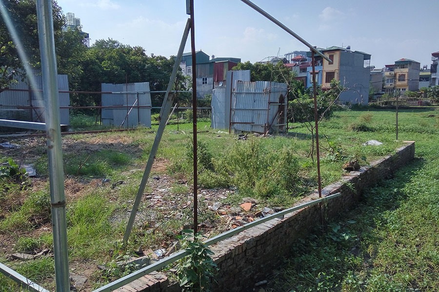 Dựng khung nhôm, xây tường bao quây xung quanh trên thửa đất nông nghiệp để mua bán trái phép ở phường Khương Đình, quận Thanh Xuân, Hà Nội. Ảnh: TC
