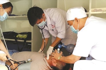 Các bác sĩ Bệnh viện Đa khoa Sài Gòn đang cấp cứu ngoại viện, ảnh: Bệnh viện Đa khoa Sài Gòn.