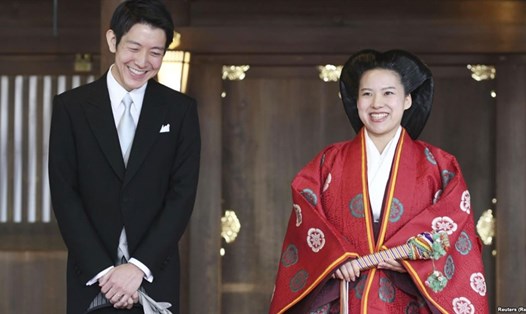 Công chúa Ayako và phu quân Kei Moriya hạnh phúc trong lễ cưới. Ảnh: Reuters