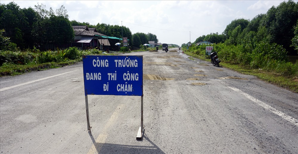 Vá víu lại đường lồi lõm voi, ổ gà. Ảnh: Nhật Hồ.