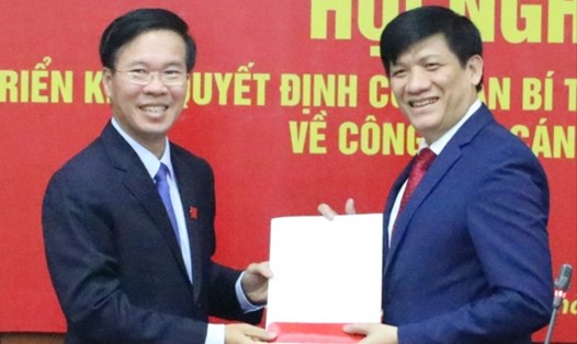Thay mặt Ban Bí thư, Trưởng Ban Tuyên giáo Trung ương Võ Văn Thưởng trao quyết định cho ông Nguyễn Thanh Long.