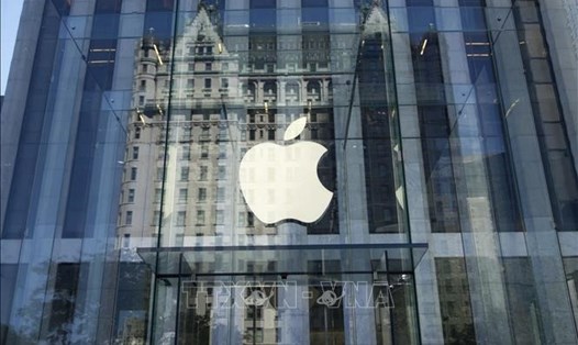 Biểu tượng của Apple tại cửa hàng của hãng ở New York (Mỹ). Ảnh: AFP/ TTXVN