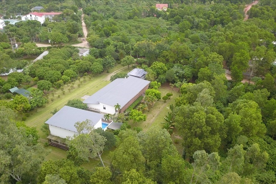 Khuôn viên nhà vườn đồ sộ của ca sĩ Mỹ Linh.