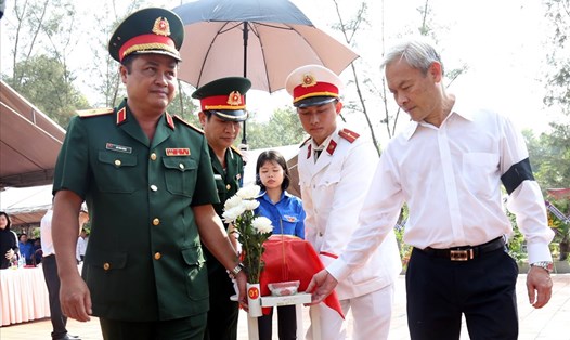 Lãnh đạo tỉnh Đồng Nai thực hiện nghi thức di quách hài cốt liệt sĩ và an táng tại nghĩa trang liệt sĩ huyện Long Thành