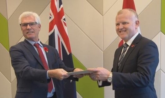 Bộ trưởng Đa dạng hóa thương mại quốc tế của Canada Jim Carr đã gặp ông Daniel Mellsop - Cao ủy New Zealand tại Canada để thông báo việc Canada chính thức phê chuẩn CPTPP. Ảnh: CBC.
