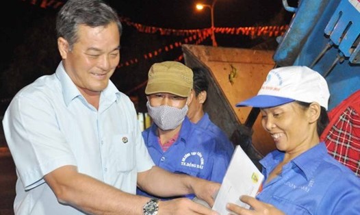 Chủ tịch LĐLĐ tỉnh Bình Phước Nguyễn Hồng Trà thăm hỏi, tặng quà cho công nhân lao động ngành vệ sinh - môi trường. Ảnh: H.T