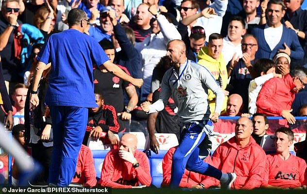 Marco Ianni ăn mừng sau khi Chelsea có được bàn gỡ 2-2 trước Man United. Ảnh: BPI.