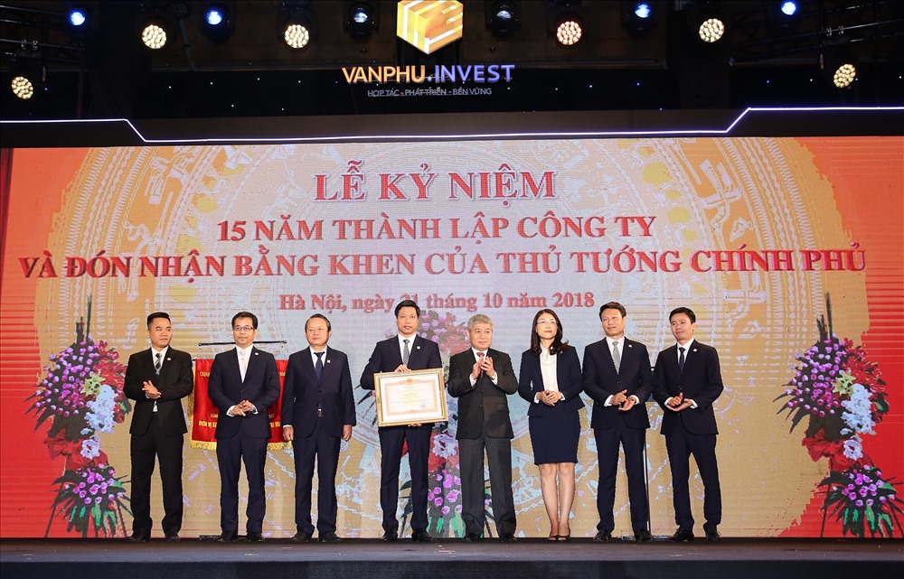 Công ty Cổ phần Đầu tư Văn Phú - Invest vinh dự đón nhận bằng khen của Thủ tướng Chính phủ. Ảnh: P.V