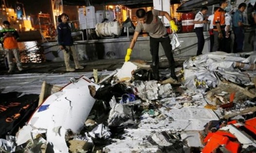 Một cảnh sát tại nơi thu thập mảnh vỡ máy bay Lion Air. Ảnh: Reuters