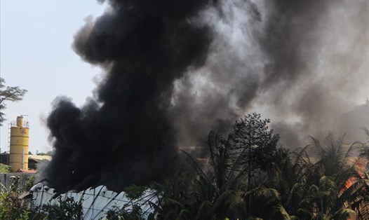 Cột khói bốc cao hàng chục mét tạt sang hộ dân sát bên khiến người dân hoảng sợ.