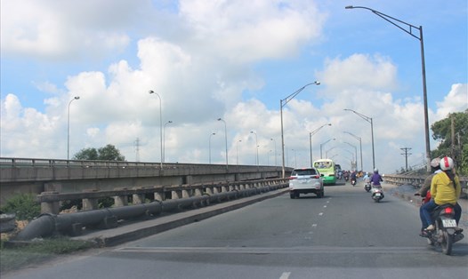 Cầu Bến Lức (cầu cũ) đã xuống cấp, cần sửa chữa. Bên trái là cầu Bến Lức 2 (cầu mới).