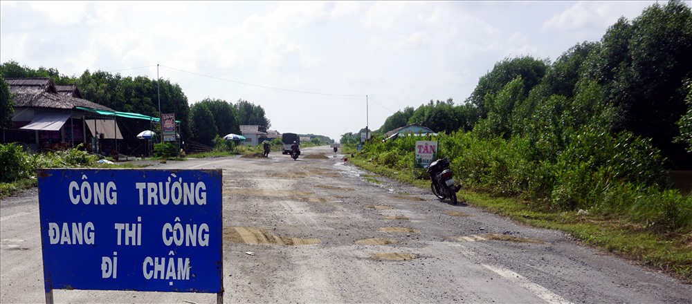 Chủ đầu tư đã thuê nhân công dặm vá tạm một số đoạn hư hỏng nặng, sẽ hoàn thành công tác duy tu trong tuần này (ảnh Nhật Hồ)