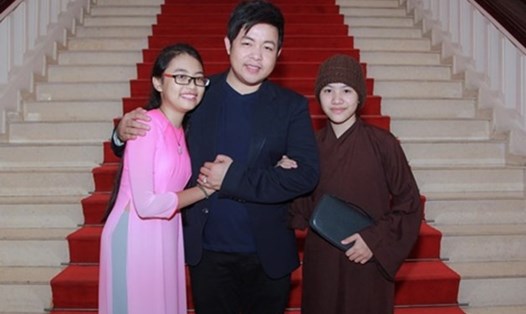 Huyền Trân (ngoài cùng bên phải) chụp ảnh cùng ca sĩ Quang Lê. Ảnh: LDO.