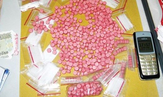 Hàng trăm viên thuốc lắc, một loại ma túy tổng hợp, bị cơ quan cảnh sát thu giữ tại Hà Nội.