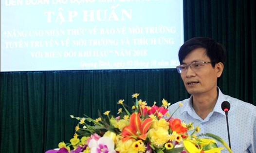 Phó Chủ tịch LĐLĐ Quảng Bình Võ Văn Tiến phát biểu tại hội nghị. Ảnh: Lê Phi Long