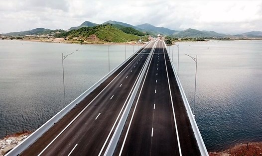 Tuyến cao tốc Vân Đồn - Móng Cái sẽ kết nối vào tuyến cao tốc Vân Đồn- Hạ Long hiện đang hoàn thành, chuẩn bị thông xe. Ảnh: T.N.D