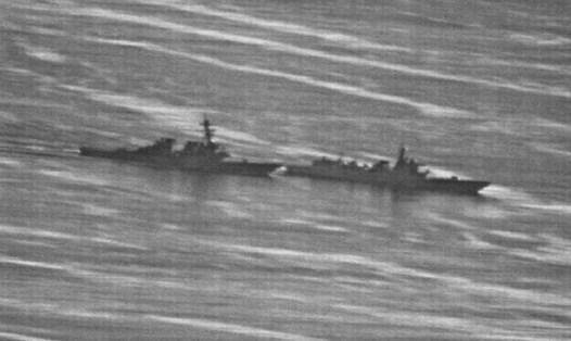 Khu trục hạm USS Decatur của Mỹ (trái) chỉ cách tàu Lanzhou của Trung Quốc (phải) 41 mét trong cuộc chạm trán nguy hiểm ngày 30.9 ở Biển Đông. Ảnh: Hải quân Mỹ